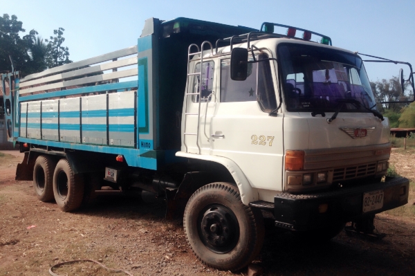 HINO SUMO FM227 - 220 HP EM100 สิบล้อดั๊มพ์ 2 เพลา กระบะดั๊มพ์มิเนียม 12 ตันสภาพสวย เครื่องแน่นแรงดีสุดๆครับ ภายในเก๋งคอนโซลสวยครบ พวงมาลัยเพาเวอร์ ระบบเบรคทริ๊ปฟี้ ช่วงล่างคัชซีสวยไม่มีบวม ยางสภาพดี 70\% พร้อมบรรทุกพร้อมใช้งาน เอกสารทะเบียนภาษีครบพร้อมโอน