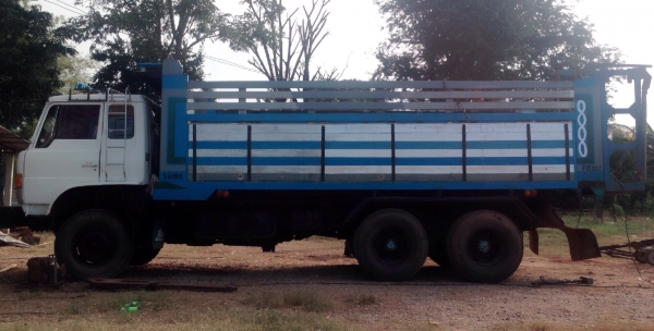 HINO SUMO FM227 - 220 HP EM100 สิบล้อดั๊มพ์ 2 เพลา กระบะดั๊มพ์มิเนียม 12 ตันสภาพสวย เครื่องแน่นแรงดีสุดๆครับ ภายในเก๋งคอนโซลสวยครบ พวงมาลัยเพาเวอร์ ระบบเบรคทริ๊ปฟี้ ช่วงล่างคัชซีสวยไม่มีบวม ยางสภาพดี 70\% พร้อมบรรทุกพร้อมใช้งาน เอกสารทะเบียนภาษีครบพร้อมโอน