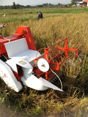 รถเกี่ยวนวดข้าวคูโบต้า รุ่นใหม่ 089-5512032