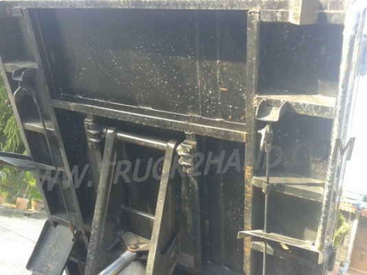 รถปิคอัพ 4 ล้อ กระบะดัมพ์  ยี่ห้อ NISSAN