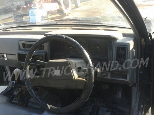 รถปิคอัพ 4 ล้อ กระบะดัมพ์  ยี่ห้อ NISSAN