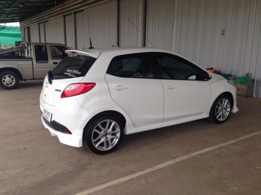 ขายดาวน์(เปลี่ยนสัญญา)รถเก๋งมาสด้า2สีขาว spot s ตัวท็อป