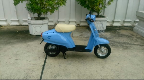 (โปรโมชั่น ตอนรับปีไหม่ จากปกติราคา11500ลดเหลือ9900บาทเท่านั้น)เส๊จอีกคัน ขายจริง ส่งจริง ทุกคัน คับผม ขายรถป๊อบ สีฟ้า คลาสสิค 50 cc สวยสวย สภาพดีพร้อมใช้งาน คันเล็กน่ารัก เครื่องดี สตาร์ดติดง่าย ระบบไฟทำงานปกติ สีไหม่ทั้งคัน มีตะกร้าหน้าเอาไว้ใส่ของจ่ายต