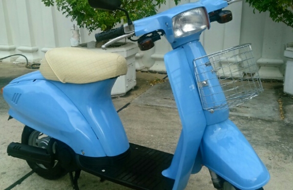 (โปรโมชั่น ตอนรับปีไหม่ จากปกติราคา11500ลดเหลือ9900บาทเท่านั้น)เส๊จอีกคัน ขายจริง ส่งจริง ทุกคัน คับผม ขายรถป๊อบ สีฟ้า คลาสสิค 50 cc สวยสวย สภาพดีพร้อมใช้งาน คันเล็กน่ารัก เครื่องดี สตาร์ดติดง่าย ระบบไฟทำงานปกติ สีไหม่ทั้งคัน มีตะกร้าหน้าเอาไว้ใส่ของจ่ายต