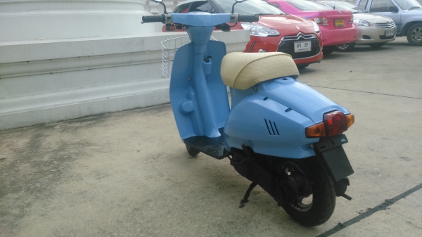 (โปรโมชั่น ตอนรับปีไหม่ จากปกติราคา11500ลดเหลือ9900บาทเท่านั้น)เส๊จอีกคัน ขายจริง ส่งจริง ทุกคัน คับผม ขายรถป๊อบ สีฟ้า คลาสสิค 50 cc สวยสวย สภาพดีพร้อมใช้งาน คันเล็กน่ารัก เครื่องดี สตาร์ดติดง่าย ระบบไฟทำงานปกติ สีไหม่ทั้งคัน มีตะกร้าหน้าเอาไว้ใส่ของจ่ายต