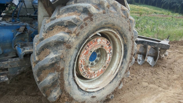 ขายรถไถ FORD 6610 2 เพลา เล่มทะเบียน ใบมีดดันหน้า 7 จาน ราคา 500000