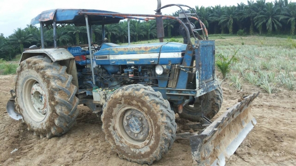 ขายรถไถ FORD 6610 2 เพลา เล่มทะเบียน ใบมีดดันหน้า 7 จาน ราคา 500000