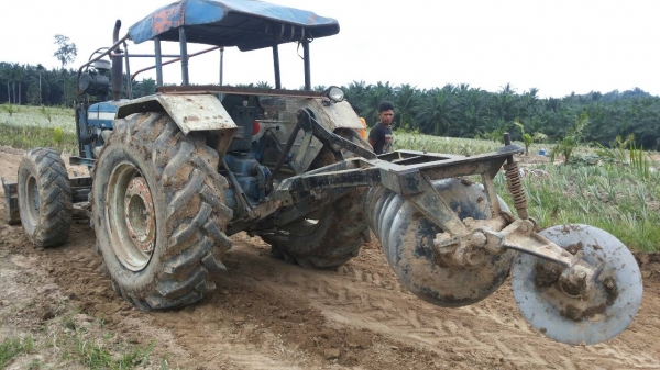 ขายรถไถ FORD 6610 2 เพลา เล่มทะเบียน ใบมีดดันหน้า 7 จาน ราคา 500000