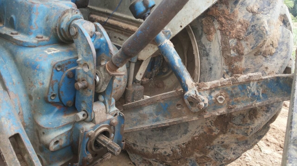 ขายรถไถ FORD 6610 2 เพลา เล่มทะเบียน ใบมีดดันหน้า 7 จาน ราคา 500000