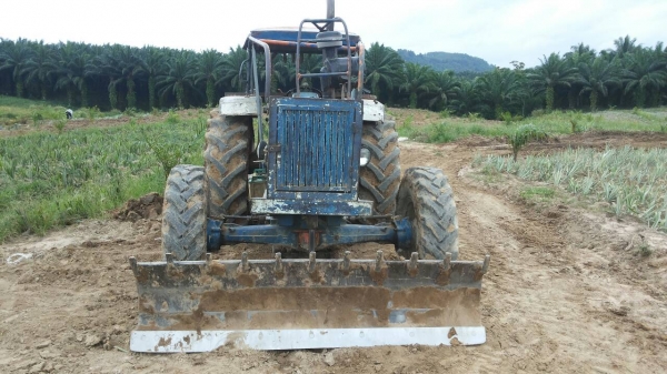 ขายรถไถ FORD 6610 2 เพลา เล่มทะเบียน ใบมีดดันหน้า 7 จาน ราคา 500000