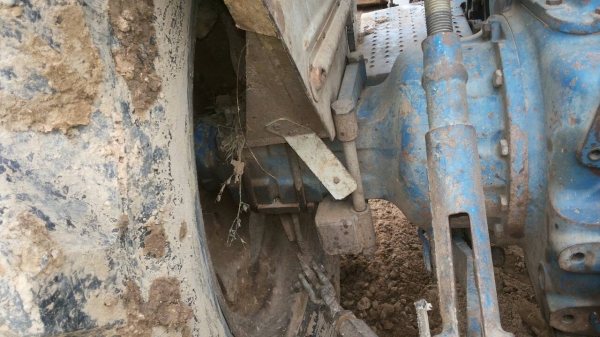 ขายรถไถ FORD 6610 2 เพลา เล่มทะเบียน ใบมีดดันหน้า 7 จาน ราคา 500000