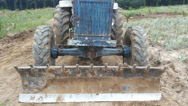ขายรถไถ FORD 6610 2 เพลา เล่มทะเบียน ใบมีดดันหน้า 7 จาน ราคา 500000