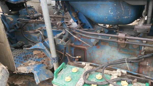 ขายรถไถ FORD 6610 2 เพลา เล่มทะเบียน ใบมีดดันหน้า 7 จาน ราคา 500000