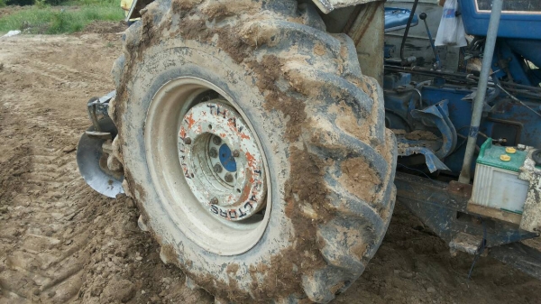 ขายรถไถ FORD 6610 2 เพลา เล่มทะเบียน ใบมีดดันหน้า 7 จาน ราคา 500000