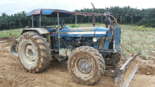 ขายรถไถ FORD 6610 2 เพลา เล่มทะเบียน ใบมีดดันหน้า 7 จาน ราคา 500000