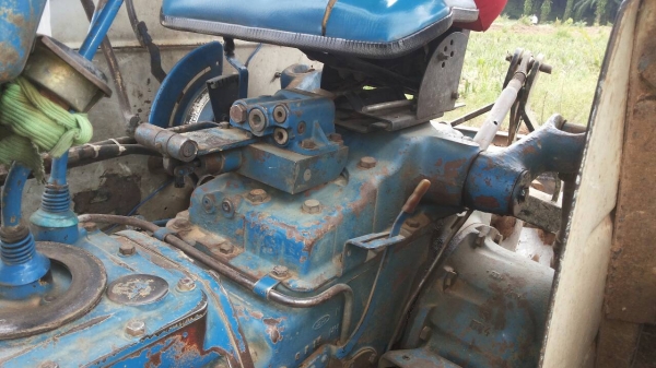 ขายรถไถ FORD 6610 2 เพลา เล่มทะเบียน ใบมีดดันหน้า 7 จาน ราคา 500000