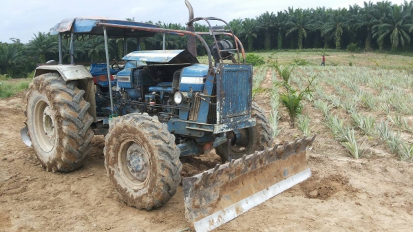 ขายรถไถ FORD 6610 2 เพลา เล่มทะเบียน ใบมีดดันหน้า 7 จาน ราคา 500000