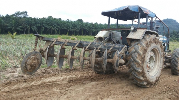 ขายรถไถ FORD 6610 2 เพลา เล่มทะเบียน ใบมีดดันหน้า 7 จาน ราคา 500000