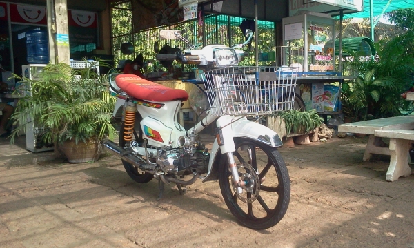 ขาย ดรีม คุรุ สภาพสวยๆ เครื่องทำลูกคาเซ่ เเคมเเต่ง เครื่องเเน่นๆ สีทำใหม่ อะไหล่เเต่งใหม่ๆ นอกนั้นตามรูป (ไม่มีทะเบียนเเต่ออกใบซื้อขายจากทางร้านให้ ต่างจังหวัดจัดส่งให้ได้ครับ ค่าส่งต่างหาก) ค่าตัว 13500 บาท