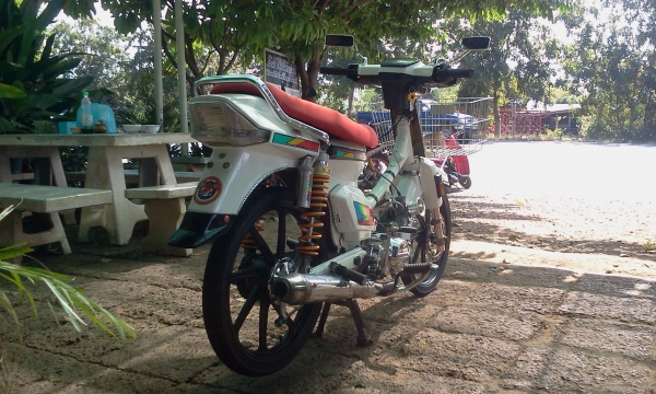 ขาย ดรีม คุรุ สภาพสวยๆ เครื่องทำลูกคาเซ่ เเคมเเต่ง เครื่องเเน่นๆ สีทำใหม่ อะไหล่เเต่งใหม่ๆ นอกนั้นตามรูป (ไม่มีทะเบียนเเต่ออกใบซื้อขายจากทางร้านให้ ต่างจังหวัดจัดส่งให้ได้ครับ ค่าส่งต่างหาก) ค่าตัว 13500 บาท