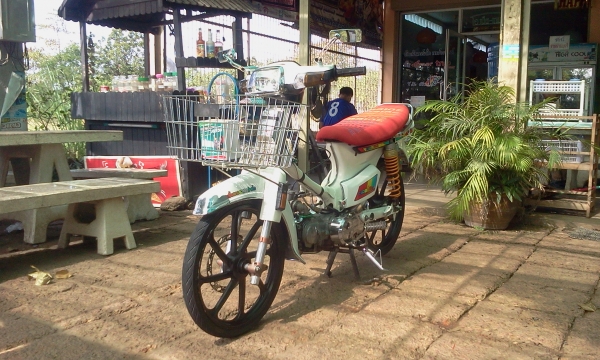 ขาย ดรีม คุรุ สภาพสวยๆ เครื่องทำลูกคาเซ่ เเคมเเต่ง เครื่องเเน่นๆ สีทำใหม่ อะไหล่เเต่งใหม่ๆ นอกนั้นตามรูป (ไม่มีทะเบียนเเต่ออกใบซื้อขายจากทางร้านให้ ต่างจังหวัดจัดส่งให้ได้ครับ ค่าส่งต่างหาก) ค่าตัว 13500 บาท