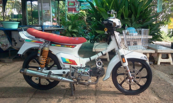 ขาย ดรีม คุรุ สภาพสวยๆ เครื่องทำลูกคาเซ่ เเคมเเต่ง เครื่องเเน่นๆ สีทำใหม่ อะไหล่เเต่งใหม่ๆ นอกนั้นตามรูป (ไม่มีทะเบียนเเต่ออกใบซื้อขายจากทางร้านให้ ต่างจังหวัดจัดส่งให้ได้ครับ ค่าส่งต่างหาก) ค่าตัว 13500 บาท