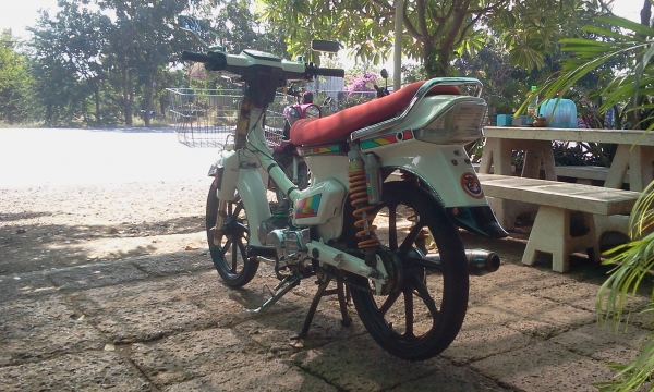 ขาย ดรีม คุรุ สภาพสวยๆ เครื่องทำลูกคาเซ่ เเคมเเต่ง เครื่องเเน่นๆ สีทำใหม่ อะไหล่เเต่งใหม่ๆ นอกนั้นตามรูป (ไม่มีทะเบียนเเต่ออกใบซื้อขายจากทางร้านให้ ต่างจังหวัดจัดส่งให้ได้ครับ ค่าส่งต่างหาก) ค่าตัว 13500 บาท