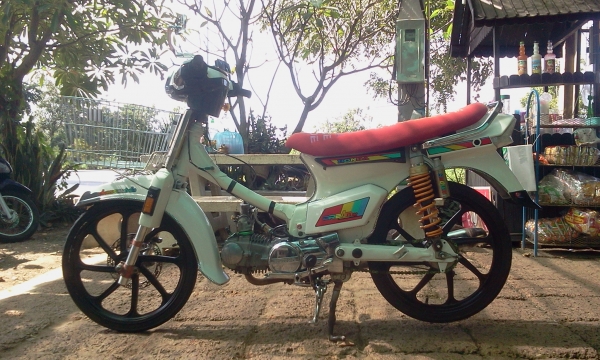 ขาย ดรีม คุรุ สภาพสวยๆ เครื่องทำลูกคาเซ่ เเคมเเต่ง เครื่องเเน่นๆ สีทำใหม่ อะไหล่เเต่งใหม่ๆ นอกนั้นตามรูป (ไม่มีทะเบียนเเต่ออกใบซื้อขายจากทางร้านให้ ต่างจังหวัดจัดส่งให้ได้ครับ ค่าส่งต่างหาก) ค่าตัว 13500 บาท