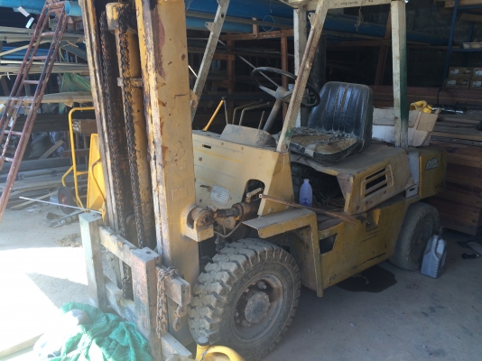 ขายด่วน รถฟอร์คลิฟต์ komatsu FD30 ยกได้3ตัน เครื่อง อีซูซุ สภาพใช้งานได้ ขาย80000