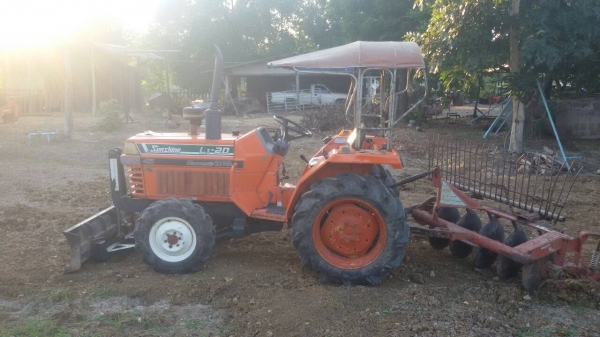 ขายครับ KUBOTA L1-20 เครื่องดี เกียร์ดี มีใบดันหน้า ผาน5 ครับ