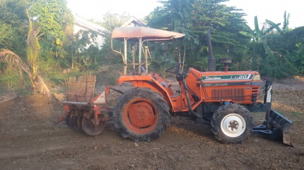 ขายครับ KUBOTA L1-20 เครื่องดี เกียร์ดี มีใบดันหน้า ผาน5 ครับ