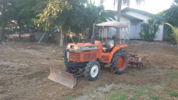 ขายครับ KUBOTA L1-20 เครื่องดี เกียร์ดี มีใบดันหน้า ผาน5 ครับ