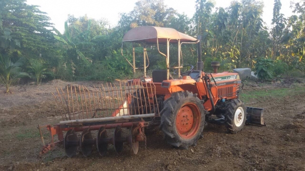 ขายครับ KUBOTA L1-20 เครื่องดี เกียร์ดี มีใบดันหน้า ผาน5 ครับ