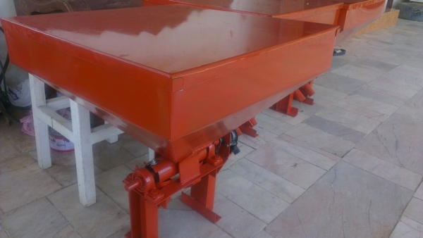 ขายเครื่องหยอดปุ๋ยระบบไฟฟ้า ใช้กับผาน และ รถ ไถ หลายรุ่น