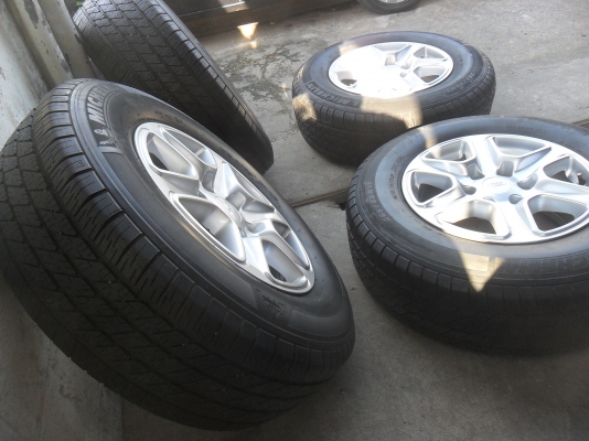 ล้อแม็ก 17นิ้ว 6รู ฟอด พร้อมยาง สวยๆ 4 ล้อ ราคา 7900 บาท