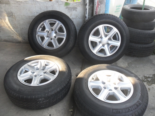 ล้อแม็ก 17นิ้ว 6รู ฟอด พร้อมยาง สวยๆ 4 ล้อ ราคา 7900 บาท