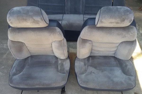 เบาะรถยต์คู่หน้า  กำมะหยี่ สภาพสวย สมบูรณ์  ขาย คู่ละ 1800 บาท