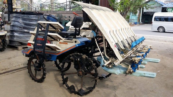 รถปลูกข้าวนั่งขับ ISEKI เก่าญี่ปุ่น ดำนา 5 แถว สภาพสวย เครื่องยนต์ติดง่าย สภาพพร้อมใช้งาน รถปลูกข้าวนั่งขับ ISEKI เก่าญี่ปุ่น ดำนา 5 แถว สภาพสวย เครื่องยนต์ติดง่าย สภาพพร้อมใช้งาน