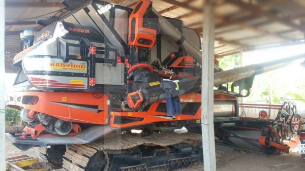 ขายรถเกี่ยวข้าว รุ่น อมตะปี2 ปี56ใช้งานน้อยเฉพาะนาปะ สภาพเต็มเดิมเครื่อง มิตซู270เทอร์โบ ช่วงล่างดี ใบแทรคเต็ม ตู้สีดี ปั๊มแห้งไดกิ้น23