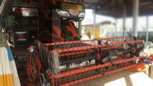 ขายรถเกี่ยวข้าว รุ่น อมตะปี2 ปี56ใช้งานน้อยเฉพาะนาปะ สภาพเต็มเดิมเครื่อง มิตซู270เทอร์โบ ช่วงล่างดี ใบแทรคเต็ม ตู้สีดี ปั๊มแห้งไดกิ้น23