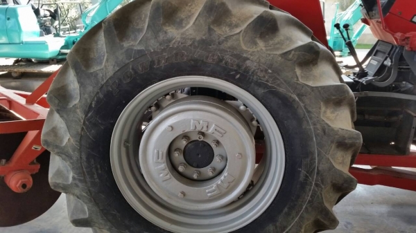 รถไถมือเดียวจากห้าง 2 เพลา MASSEY 390 ใบมีด และ หาง 7 เครื่องดี ปั้มดี ยางสวย ราคา 550,000 โทร 081-8507085 (เอ)