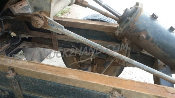 รถบรรทุก 6  ล้อ ดั้มพ์  ยี่ห้อ  ISUZU  NKR  ปีจดทะเบียน 2540