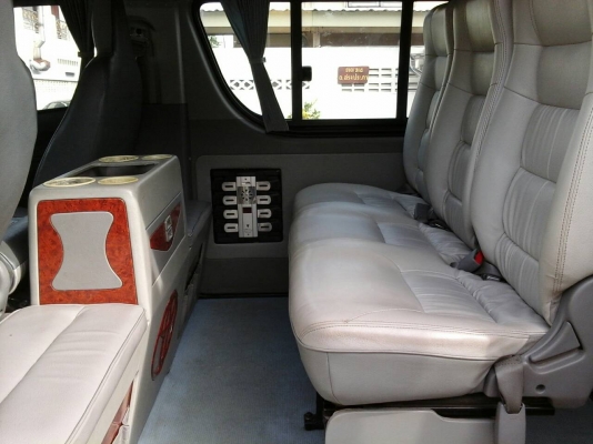 รถตู้โตโยต้าคอมมูเตอร์ ปี2007สีบรอนเงิน แต่งVIP ก๊าซNGV100ลิตร 2ถัง ย้ายแอร์ไมโครบัสด้านท้าย จอทีวีหน้า-หลัง พร้อมสายHDMI ต่อกับโน๊ตบุ๊คเล่นคาราโอเกะหรือเปิดหนังจากโน๊ตบุ๊คได้ครับ มีหม้อแปลงไฟบ้านพร้อมครับ  ประตูดูดไฟฟ้า