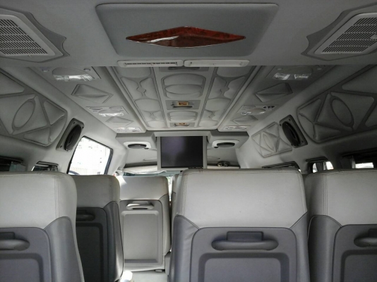 รถตู้โตโยต้าคอมมูเตอร์ ปี2007สีบรอนเงิน แต่งVIP ก๊าซNGV100ลิตร 2ถัง ย้ายแอร์ไมโครบัสด้านท้าย จอทีวีหน้า-หลัง พร้อมสายHDMI ต่อกับโน๊ตบุ๊คเล่นคาราโอเกะหรือเปิดหนังจากโน๊ตบุ๊คได้ครับ มีหม้อแปลงไฟบ้านพร้อมครับ  ประตูดูดไฟฟ้า