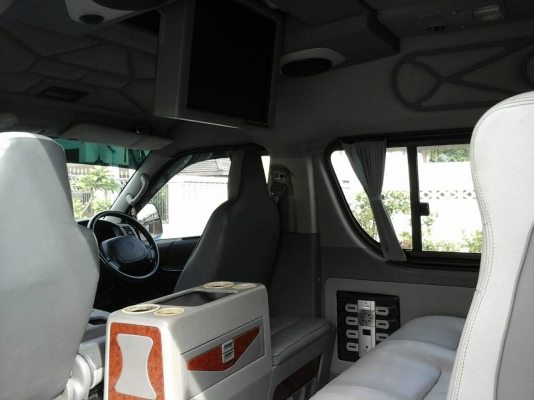 รถตู้โตโยต้าคอมมูเตอร์ ปี2007สีบรอนเงิน แต่งVIP ก๊าซNGV100ลิตร 2ถัง ย้ายแอร์ไมโครบัสด้านท้าย จอทีวีหน้า-หลัง พร้อมสายHDMI ต่อกับโน๊ตบุ๊คเล่นคาราโอเกะหรือเปิดหนังจากโน๊ตบุ๊คได้ครับ มีหม้อแปลงไฟบ้านพร้อมครับ  ประตูดูดไฟฟ้า