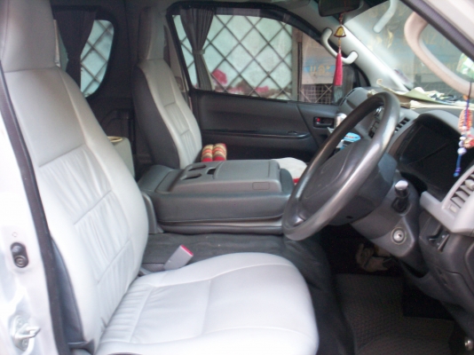 รถตู้โตโยต้าคอมมูเตอร์ ปี2007สีบรอนเงิน แต่งVIP ก๊าซNGV100ลิตร 2ถัง ย้ายแอร์ไมโครบัสด้านท้าย จอทีวีหน้า-หลัง พร้อมสายHDMI ต่อกับโน๊ตบุ๊คเล่นคาราโอเกะหรือเปิดหนังจากโน๊ตบุ๊คได้ครับ มีหม้อแปลงไฟบ้านพร้อมครับ  ประตูดูดไฟฟ้า