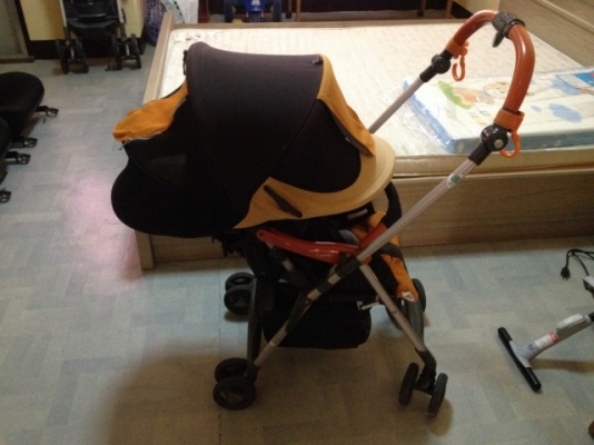 รถเข็นเด็ก COMBI ของมาจากญี่ปุ่นสภาพตามรูปครับ รถเข็นเด็ก COMBI ของมาจากญี่ปุ่นสภาพตามรูปครับ
