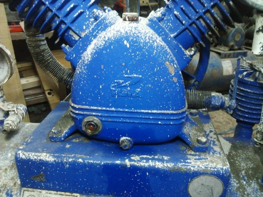 ปั๊มลม PUMA ขนาดถังพักลม 165 ลิตร ใช้เครื่องยนต์เล็กขับปั๊ม