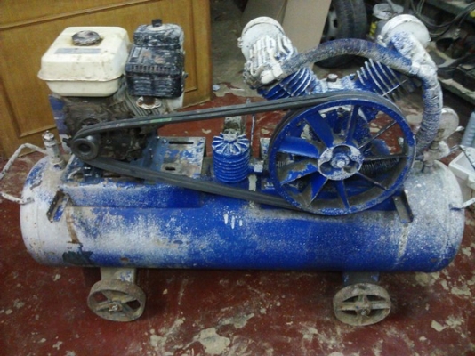 ปั๊มลม PUMA ขนาดถังพักลม 165 ลิตร ใช้เครื่องยนต์เล็กขับปั๊ม