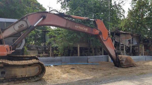 **430,000 บ.ต่อรอง**ขายแบคโฮ200ราคาเบาๆ HITACHI EX200-2 เครื่องเดิม ปั้มเดิม ไฟฟ้าตัดมอเตอร์คันเร่ง กล่องมี เครื่องดี แรงดี ปั้มดี แรง ทำงานดี คล่องตัว บูมอาร์มดี มีปะ1แผล บุ้งกี๋ดีไม่ผุ เอวดี มีขยับนิดหน่อย ช่วงล่าง70\% โซ่ดี แทร็กดี โรลเลอร์ได้ เฟรมดีหนา